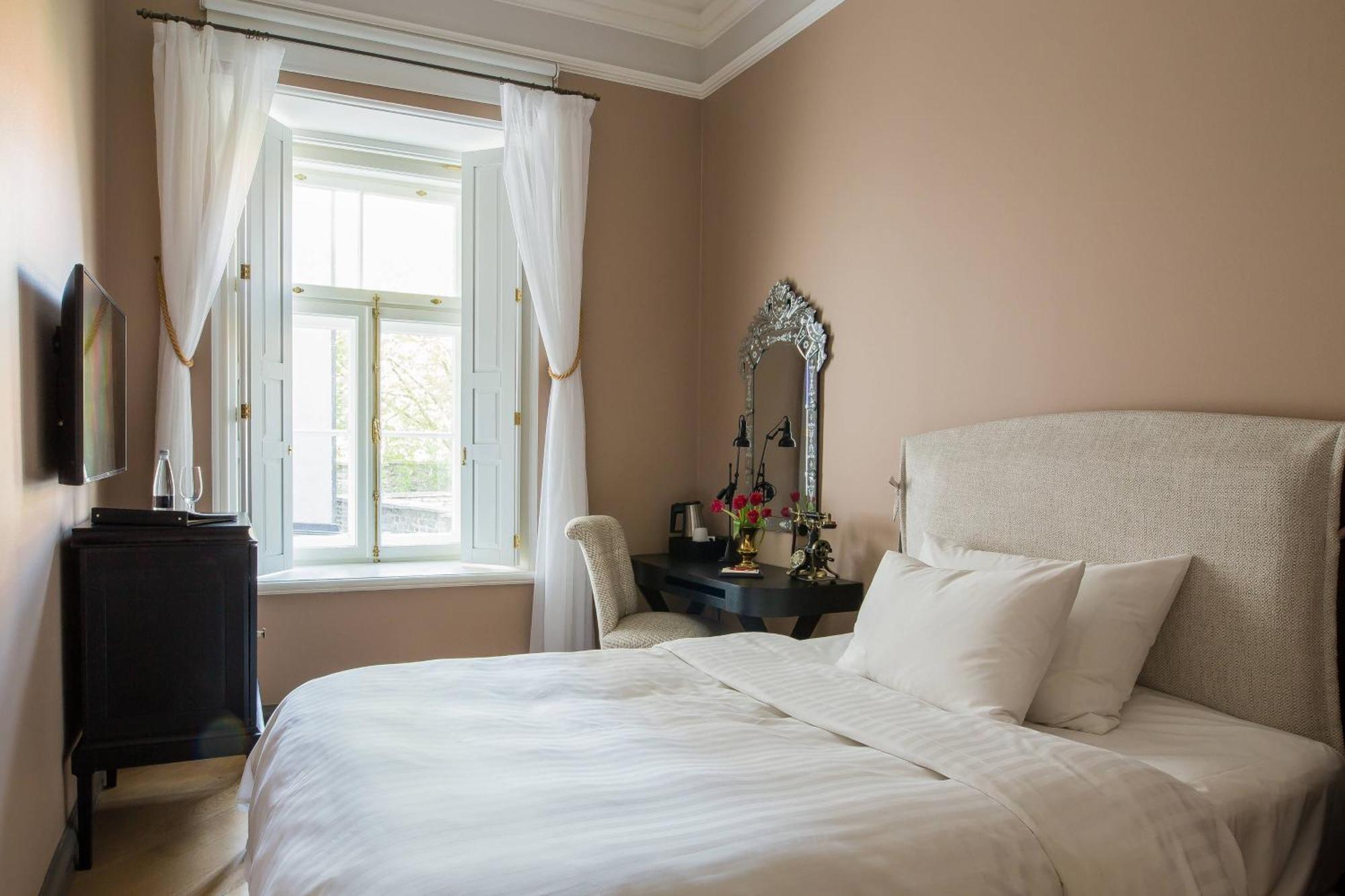 Rum Cozy Comfort med 1 dubbelsäng och utsikt över innergården